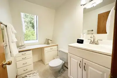 Image de Amazing beach house! Fire pit, grill, Tv and games!