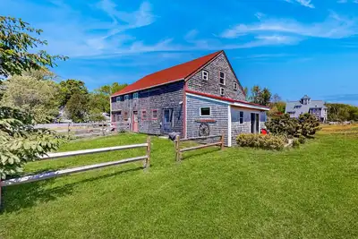 Image de Quaint Maine apartment with water views, well-equipped kitchenette, deck, & Ac