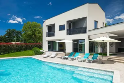 Image de Superbe maison à Tinjan avec sauna