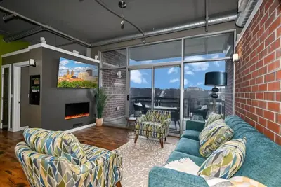 Image de Luxury Condo in Akron Northside District. Level 2 Ev Charging complimentary! !