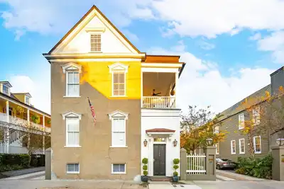 Image de 6a at Saint Philip Square, One Block to King, Classic Charleston Comfort