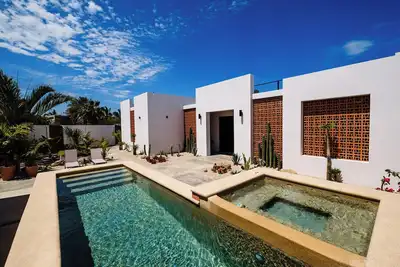 Image de 2 Br Villa with Private Pool, Hot Tub, Fire Pit, 5-minute Walk to Beach