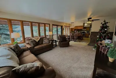 Image de Cozy Cabin Nestled in the Trees; Game Room w/Pool Table, Ping Pong, Foosball