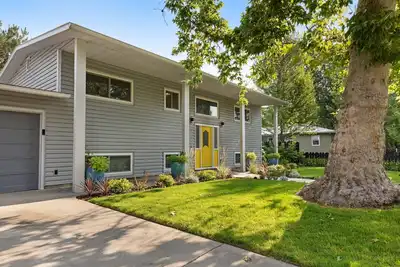 Image de Ultra Comfort + Style! Hot Tub & Fireplace! Two Living Rooms >10 min to Downtown & Bsu!