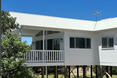 Image de Falcon Bay Views, 2min walk to the beach, newly built stilt shack