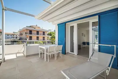 Image de Appartement 'Blu Village' avec piscine partagée, terrasse privée et climatisation
