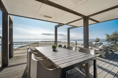 Image de The 4-person Villa Super Vip features a luxurious and comfortably furnished interior with a direct waterfront location, various terraces offering unobstructed views over the water.