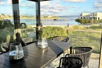 Image de The 4 person Villa Super Vip features a luxurious and comfortably furnished interior, terrace with view over the water, also perfect for families with children.