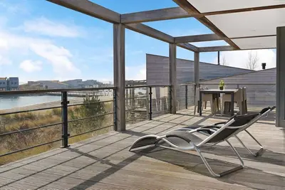 Image de The 4 person Villa Super Vip features a luxurious and comfortably furnished interior, terrace with view over the water, perfect with children.