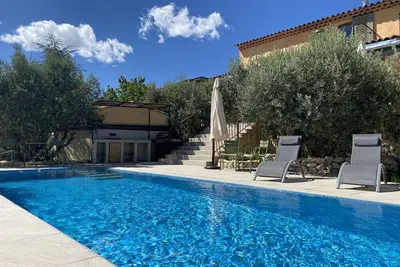 Image de Grande villa rénovée avec piscine, clim et Wi-Fi au coeur du Luberon