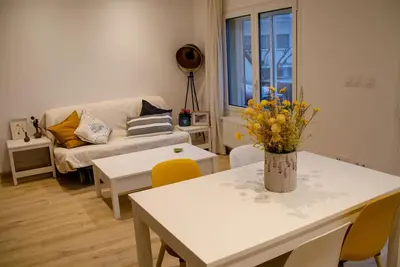 Image de Narcis Monturiol - Apartamento con terraza y vistas a la playa del port de Llançà.