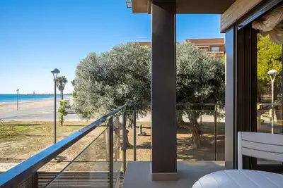 Image de At008 Ultramar: Apartamento de tres dormitorios en segunda línea de la playa y con vistas al mar