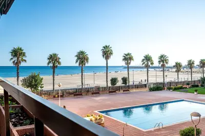 Image de At135 Els Pins I: Apartamento con piscina en primera línea de la playa