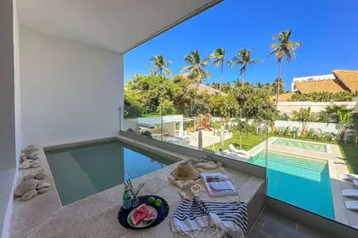 Image de Incredibly Beautiful condo just steps to the beach