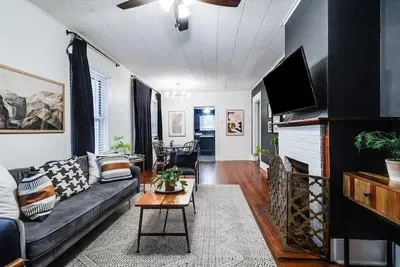 Image de 4br Downtown Lafayette | Garden, Parking, Walk to Arts District