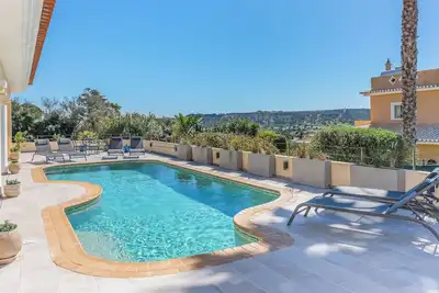 Image de Luxury Three Bedroom Villa with Jacuzzi Pool, Ocean Views & 5 mins walk into Luz