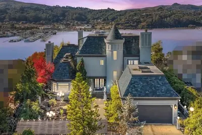 Image de Tudor Revival Castle with Bay Views 5bd / 5 bath