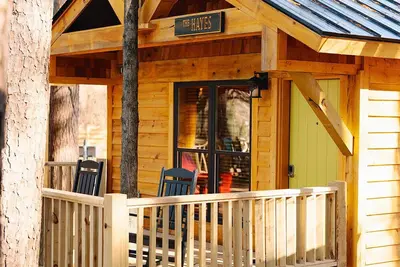 Image de Enchanting Cabin Treehouse Retreat with Fire Pit - Perfect Getaway!