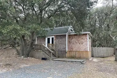 Image de Cozy open space cabin--under oaks on a 10 acre estate near beach