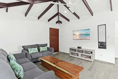 Image de Newly Renovated Villa | Deck & Walk to Beach