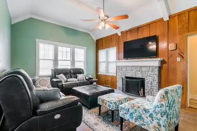 Image de Walk To Aggieville from Brick Cottage with Man Cave, Shuffle Board, Back Yard