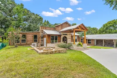 Image de Rustic Farm Houses with pool  in 15 acre bliss ranch