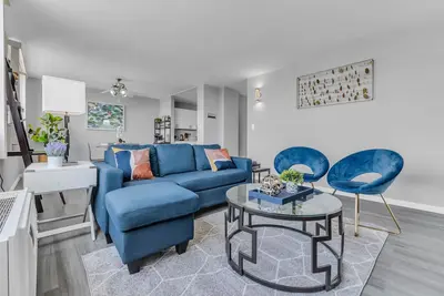 Image de 30 mins to downtown stunning high rise condo! close to Midway Airport, Shopping.