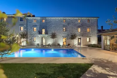 Image de Superbe maison à Tinjan avec sauna