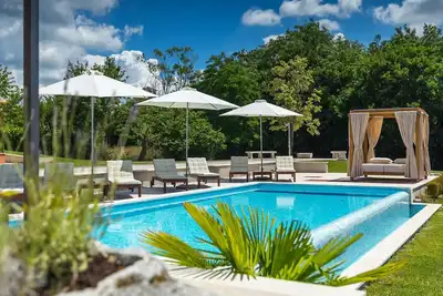 Image de Superbe maison à Tinjan avec sauna