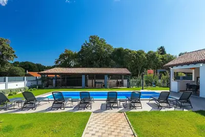 Image de Superbe maison à Sisan avec sauna