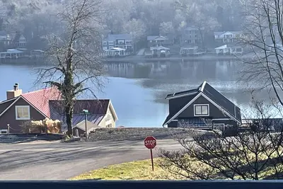 Image de Lake House Artistic Spa-Like Retreat - Quiet Peaceful cul-de-sac - Pet-Friendly!