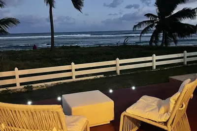 Image de Apt Corail Noir les pieds dans l’eau, sur la plage!
