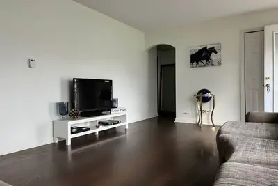 Image de Cozy, modern, & steps to shops! Pet friendly too!