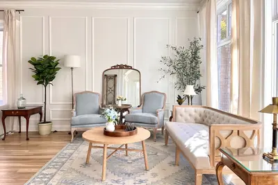 Image de Huge & Luxurious Logan Sq home, 2 car garage, Private rooftop deck, great location!