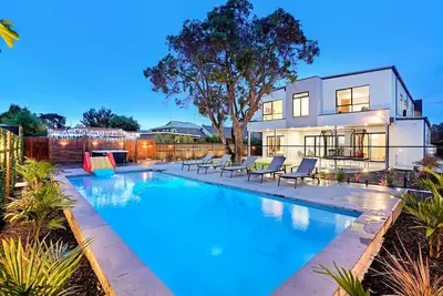 Image de Max Entertain Beachside Retreat - New Build Home in Mornington with Amazing Pool