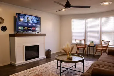 Image de Sleeps 6 | Pickleball Court | Pool Table+Fire Pit