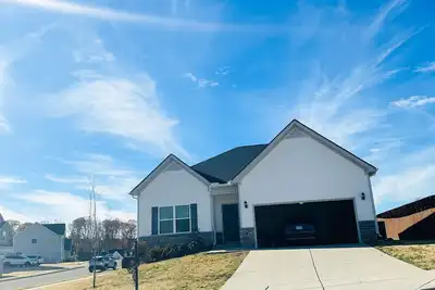 Image de Cozy 3 bedroom 2 bathroom house.