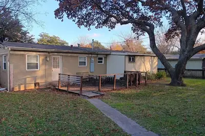 Image de Nice 3 bed 2 bath home with original hardwood floors. Near to everything Dallas!