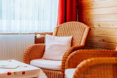 Image de Ferienwohnung \"theo`s Bähnli\" - Helle Geräumige Wohnung mit Platz für 11 Personen - Haus Angela