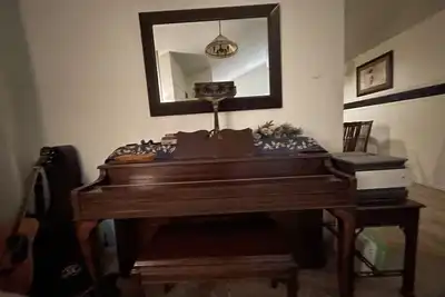 Image de Under Colorado Skies: 14+ beds, Huge Kitchen, Deck, Piano & Guitars & Hottub!