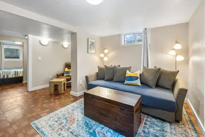 Image de Discover Boise's Vibrant NorthEnd with your Dog from Cozy Historic Unit Only 2 Blocks to Hyde Park