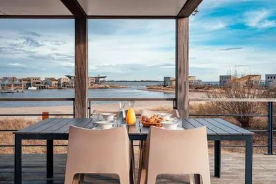 Image de The 6-person Deluxe Villa features a comfortable and tastefully decorated interior, views over the water, perfect for dogs and children.
