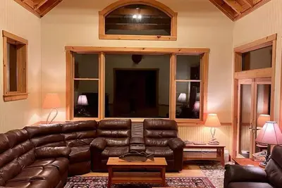 Image de Well accommodated lakeside lodge with Its trail access near West Forks, Maine.