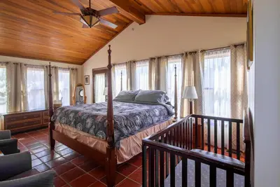 Image de This house is a 6 bedroom(s), 3. 5 bathrooms, located in Bloomington, In.