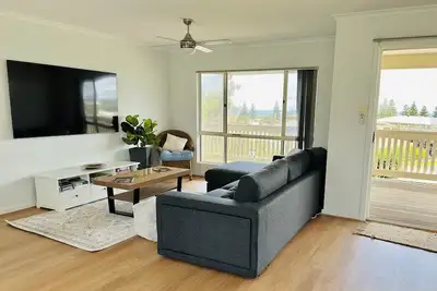 Image de Peaceful and spacious, ocean views, mins from beach. Family and pet friendly!