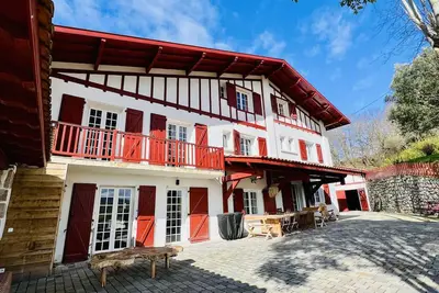 Image de Grande maison basque rénovée, 14 couchages, avec dépendance salle de jeux