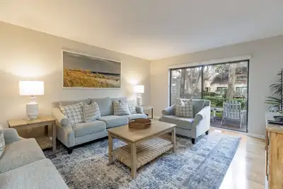 Image de 2233 Heritage: Walk to the Rbc Heritage from this Pet Friendly Villa.