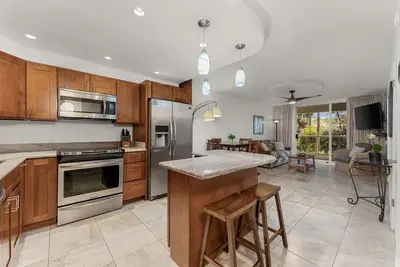 Image de Luxury Condo at Kameole Beach
