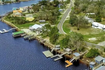 Image de Kastaway Cottage Dock Repaired! , Kastaway Cottage on the River