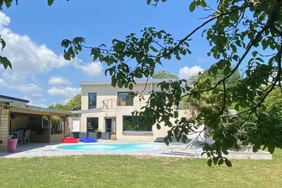 Image de Maison contemporaine, à dix minutes des plages, quatre chambres, piscine, spa